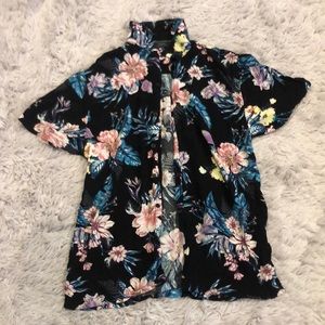 Mens Hawaiian button down shirt. Size is small.